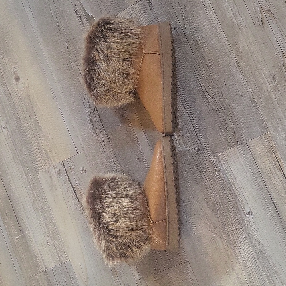 Womens furry boots size 9